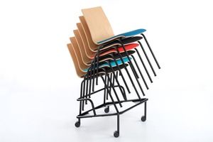 Die Stuhlstapel lassen sich mit dem Wagen verschieben